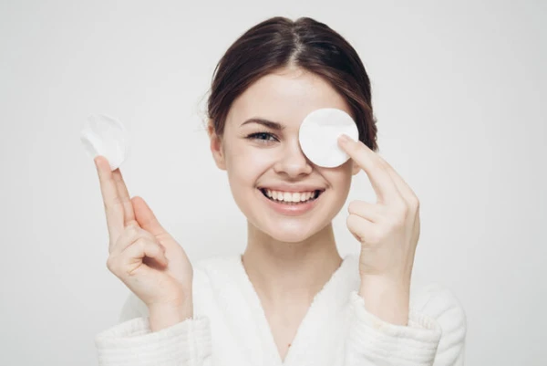 Изображение к статье: Как смывать солнцезащитные средства, чтобы они не забивали поры