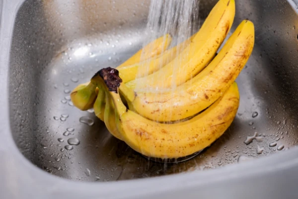 Изображение к статье: Не моете бананы перед едой? Вы очень рискуете