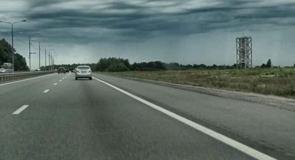 Изображение к статье: Нвоые комплексы видно с трассы - на фото башня справа.