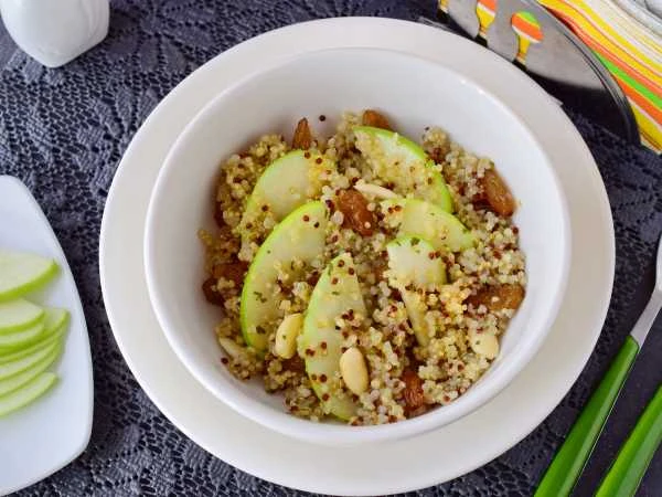 Изображение к статье: Полезно и вкусно: рецепт салата из киноа и яблок