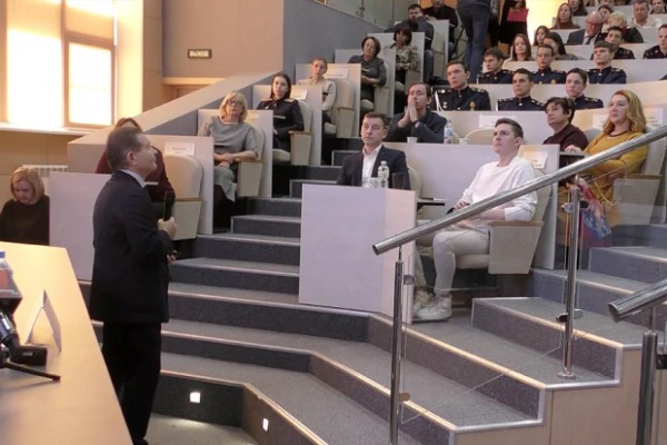 Изображение к статье: Господин Безруков обращается к благодарной аудитории в Волгограде.