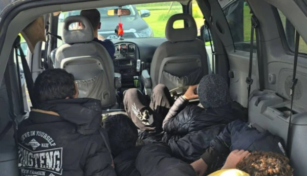 Изображение к статье: Пять мигрантов в салоне Chrysler. Суд может дать латвийцу до 5 лет тюрьмы