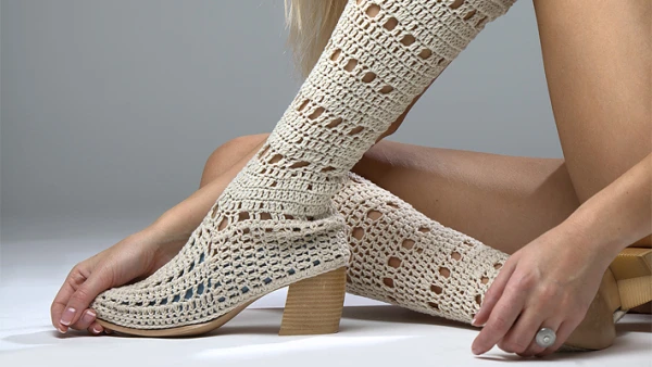 Изображение к статье: Парадокс, который стал трендом: как носить летние сапоги