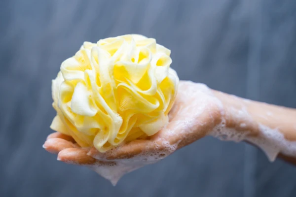 Изображение к статье: Дерматолог объяснил, почему не стоит тереть кожу мочалкой каждый день