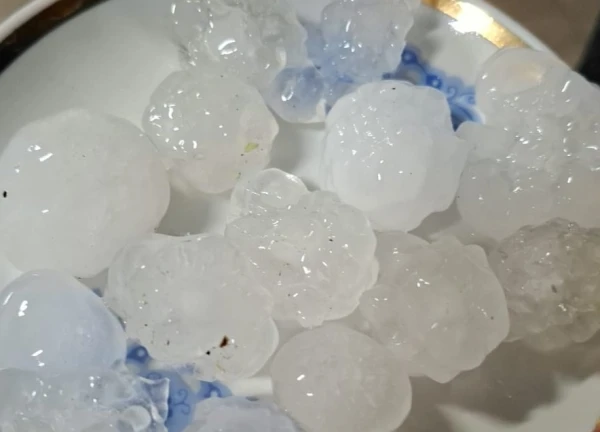 Изображение к статье: Такой град был 11 июля в Смилтенском крае. Фото: x.com/Iveta_Gutane