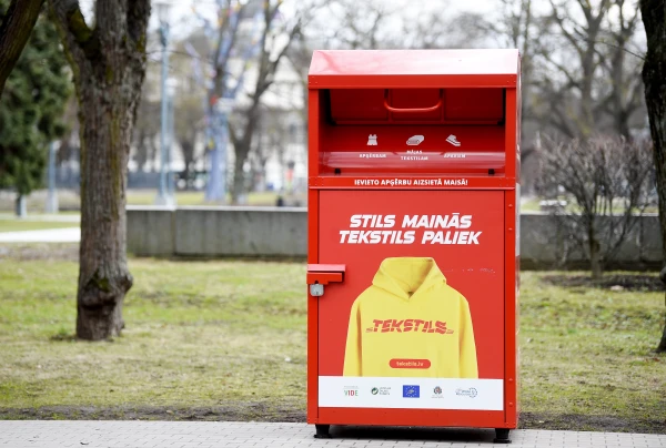 Изображение к статье: Пьяный мужчина в Елгаве залез в контейнер для одежды и не смог выбраться