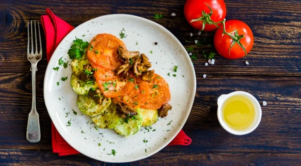 Изображение к статье: Кабачки с лисичками и помидорами: очень вкусный сезонный рецепт