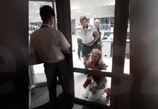 Никакого сочувствия! Пассажирка Ryanair на коленях и в слезах умоляла пустить ее на рейс, но ей отказали