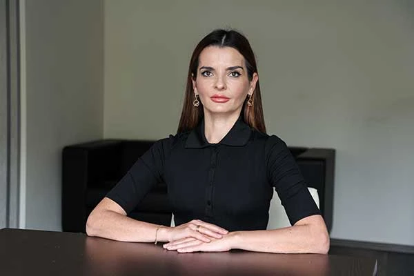 Изображение к статье: 9-классного образования госпоже Гуцул хватило, чтобы управлять массами.