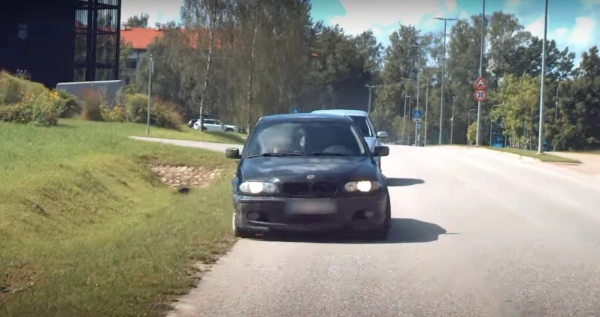 Пьяный и без прав: водитель BMW в Цесисе не подчинился полиции и устроил столкновение