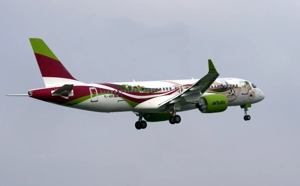 Изображение к статье: Рига — Париж через Скрунду: airBaltic начал присваивать самолетам имена балтийских городов
