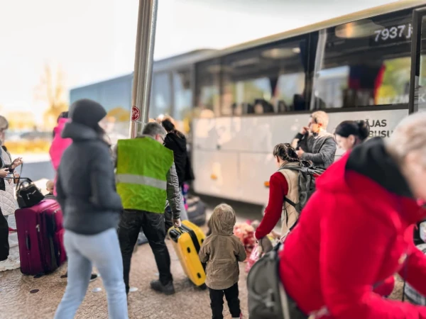 Изображение к статье: Волонтер встречает прибывших с Украины.