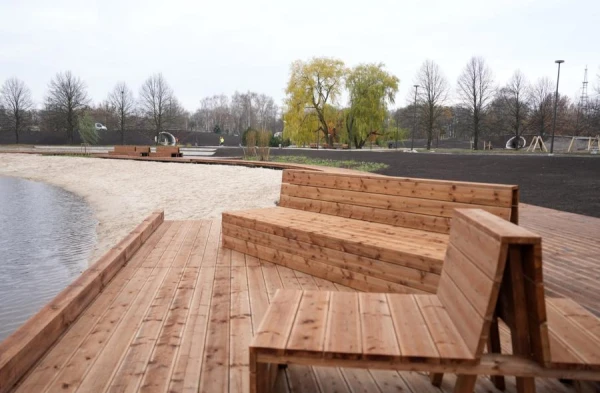 Изображение к статье: В парке Узварас отремонтированы дорожки и установлены скамейки