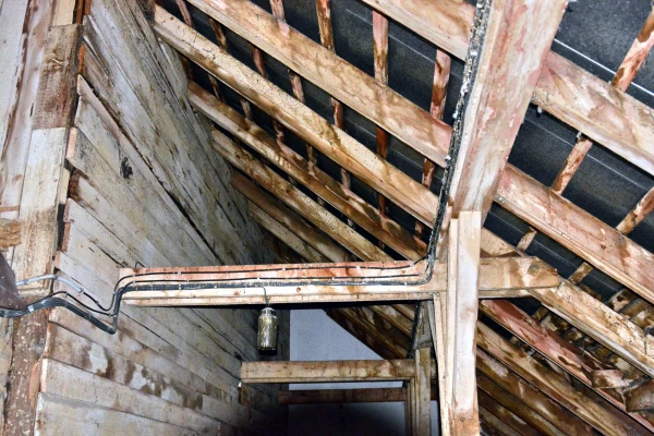 Изображение к статье: Даже старые чердаки полны таинственных кабелей. Фото автора.