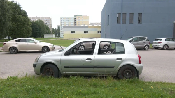 Изображение к статье: «Стоит уже два года!» Жителей Пурвциемса раздражает брошенный автомобиль