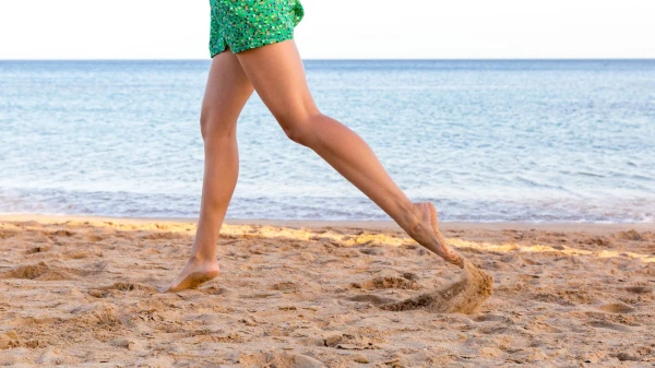 Изображение к статье: 5 причин, почему полезно ходить босиком по песку