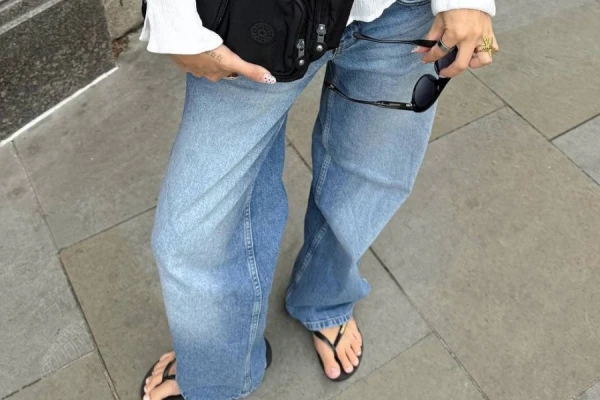 Изображение к статье: Сандалии и джинсы: лучшее сочетание для переходного периода между летом и осенью