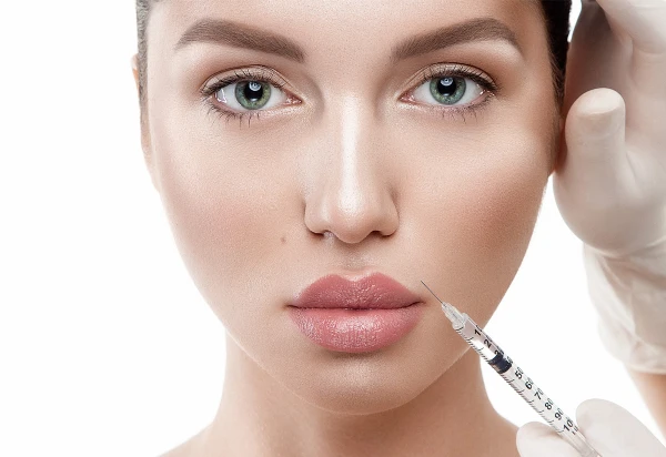 Изображение к статье: Золотые нити и «вечные» губы: бьюти-процедуры, которые давно устарели