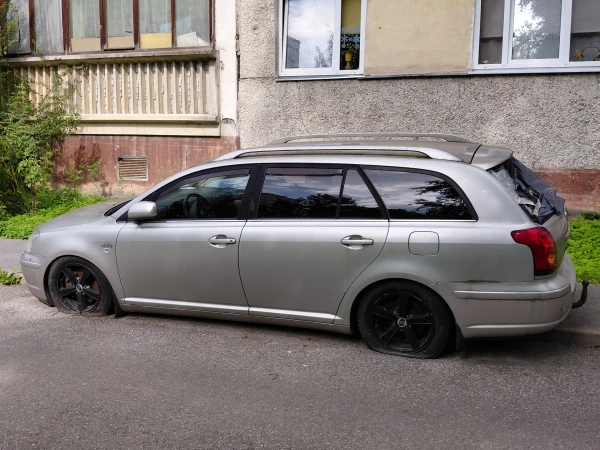 Изображение к статье: Гробы на колесах: почему власти Латвии игнорируют проблему заброшенных автомобилей