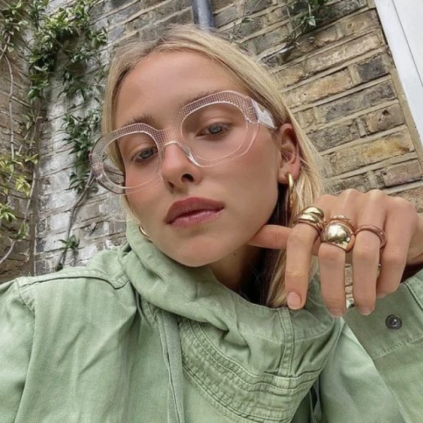 Изображение к статье: Геометрия, ретро и цвет: тренды очков, которые сделают ваш образ стильным