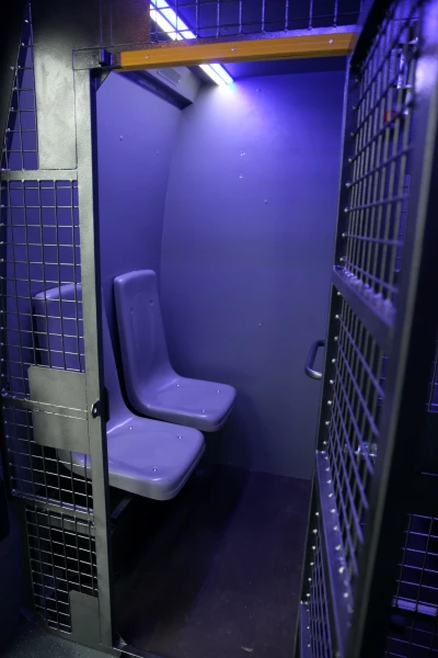 Изображение к статье: Внутри латвийского автозака.