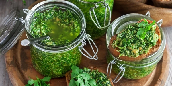 Изображение к статье: Витаминная бомба: рецепт соуса песто из свежей кинзы