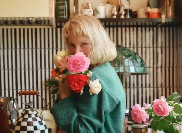 Изображение к статье: Памела Андерсон представила уникальные маринованные огурцы с лепестками роз