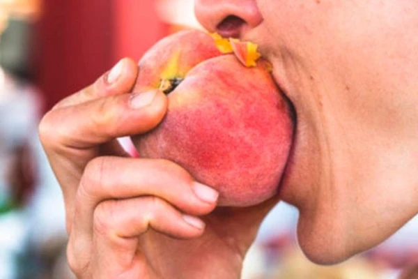 Изображение к статье: Сколько персиков можно съесть в день без вреда для здоровья?