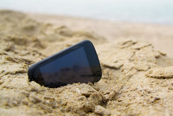 Изображение к статье: Предупреждение для отдыхающих: как уберечь телефон на пляже