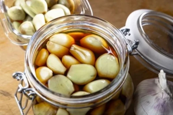 Изображение к статье: Ароматный, острый, хрустящий. Два способа замариновать чеснок на зиму