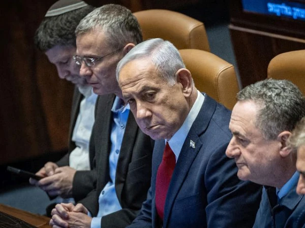 Изображение к статье: Главу правительства окружают отнюдь не дружественные люди.