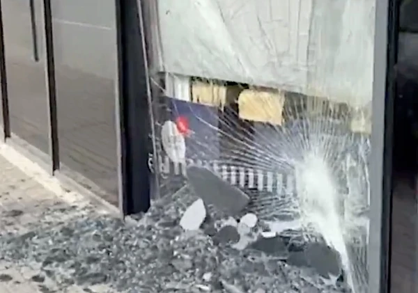 Изображение к статье: Водитель в Агенскалнсе врезался в витрину магазина