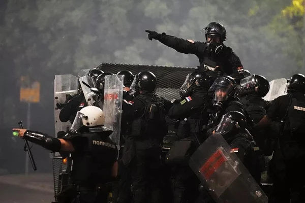 Изображение к статье: Сербская полиция указывает политическое направление страны.