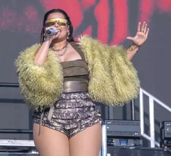 Изображение к статье: Нелли также отметила, что она хотела подать пример принятия себя.