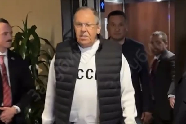 Изображение к статье: Путин назвал Лаврова империалистом из-за майки «СССР» на Аляске