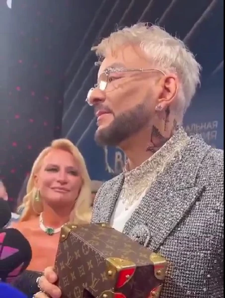 Изображение к статье: По стопам Максима Галкина? Филипп Киркоров показал пострадавшую руку