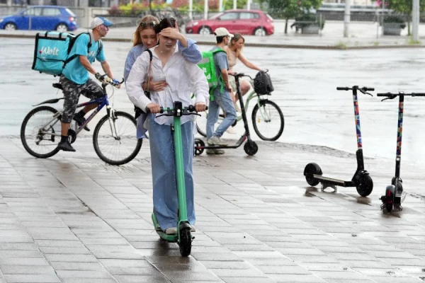 Изображение к статье: Водитель врезался в витрину: выплачены первые компенсации по ОСТА для самокатов