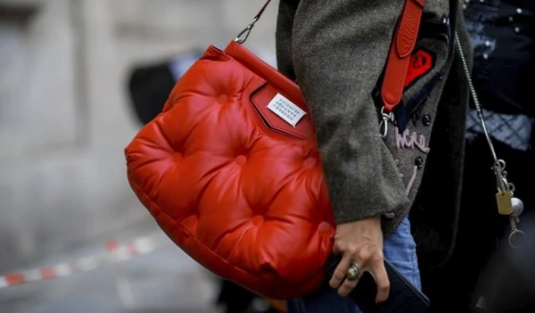 Изображение к статье: Все свое ношу с собой: какие сумки будут в моде осенью 2025