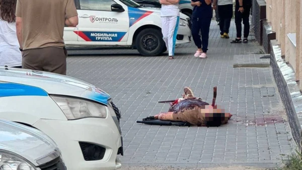 Изображение к статье: Шокирующая сцена на улице долго привлекала внимание прохожих.