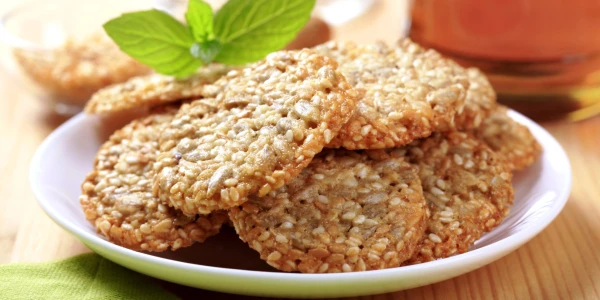 Изображение к статье: Медово-миндальное печенье с кунжутом: рецепт полезной выпечки