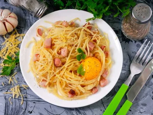 Изображение к статье: Паста с беконом и персиками: простой, но изысканный рецепт