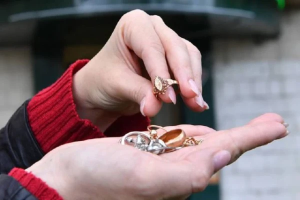 Изображение к статье: Может ли крем для рук навредить покрытию золотого кольца?