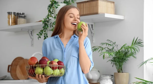 Изображение к статье: Диетолог объяснила, как правильно есть яблоки для похудения