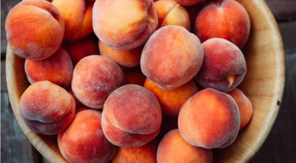 Изображение к статье: Как за 1 ночь превратить «дубовые» персики в сочные - проверенный способ