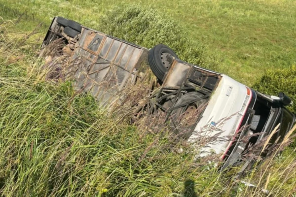 Изображение к статье: «Лишь бы всё замолчать…» Авария автобуса с детьми показала системные проблемы с закупками Рижской думы?