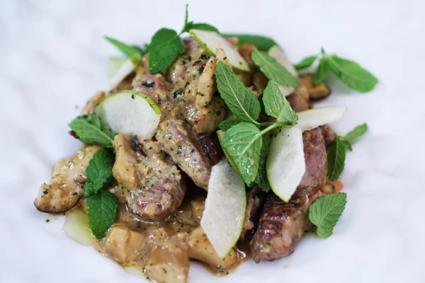 Изображение к статье: Готовим изысканное блюдо: свинина с грушами в сливочном соусе