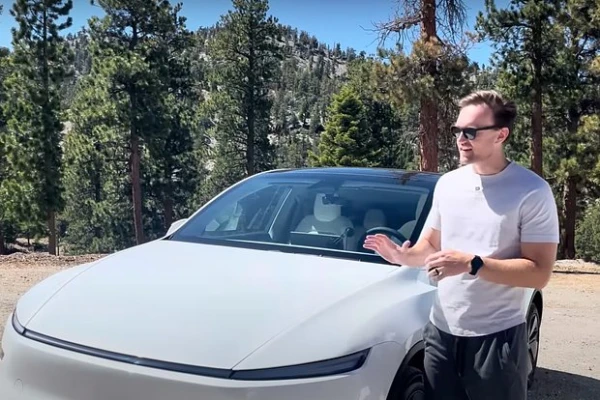 Изображение к статье: Tesla выпустила новый кроссовер