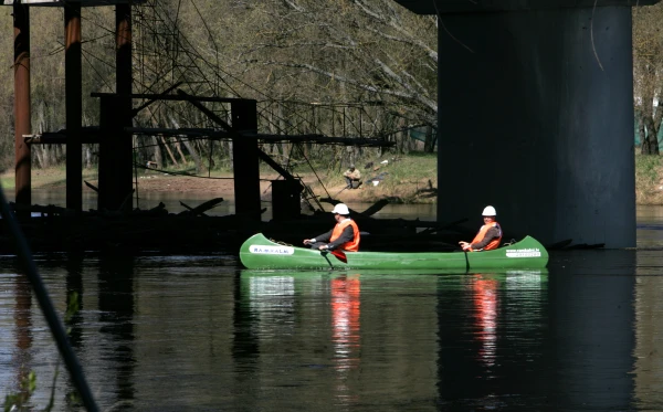Изображение к статье: «Вылазят и… справляют нужду». Житель у реки возмущён поведением туристов на лодках