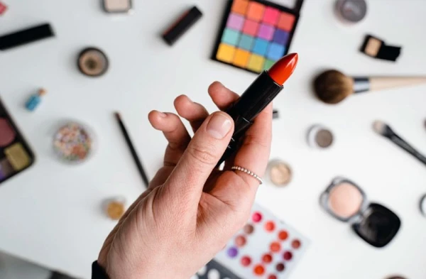 Изображение к статье: Почему нельзя пользоваться просроченной косметикой