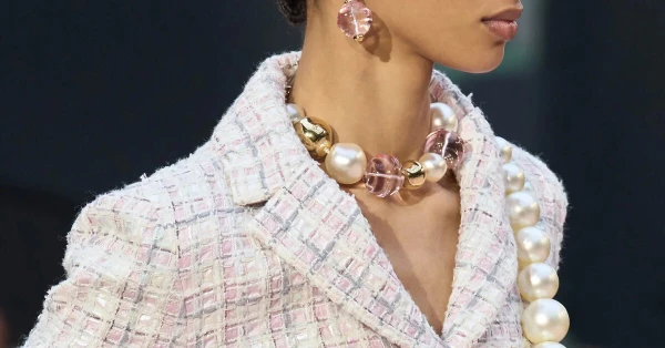 Изображение к статье: Бунт против традиций и скуки: как вписать жемчуг в современный гардероб